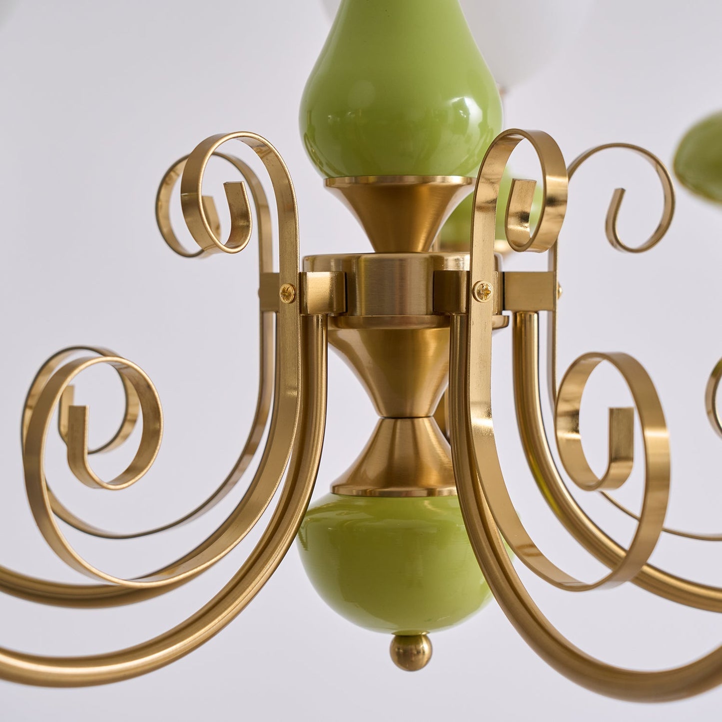Kroonluchter met Groene Glazen Kappen en Gouden of Zwarte Afwerking – Luxe Hanglamp in 3, 5 of 8 Lichtpunten