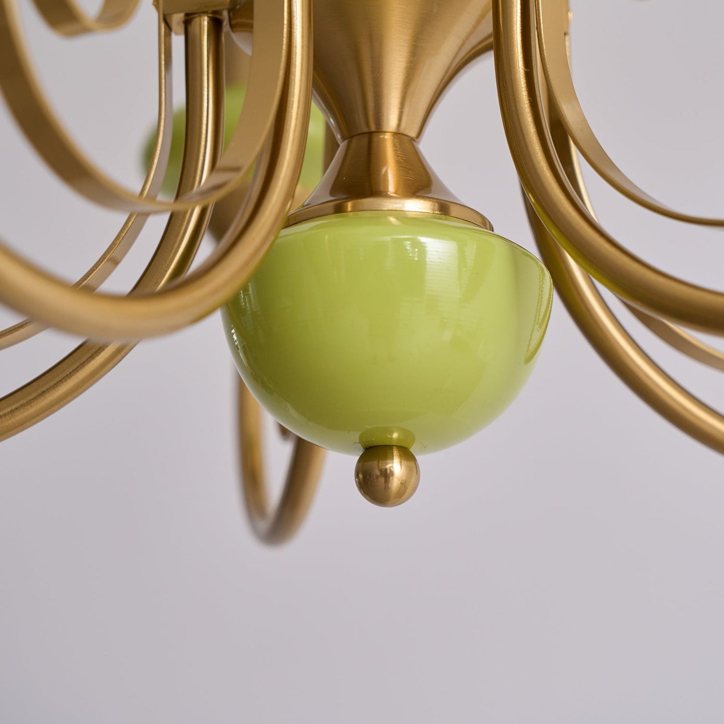 Kroonluchter met Groene Glazen Kappen en Gouden of Zwarte Afwerking – Luxe Hanglamp in 3, 5 of 8 Lichtpunten