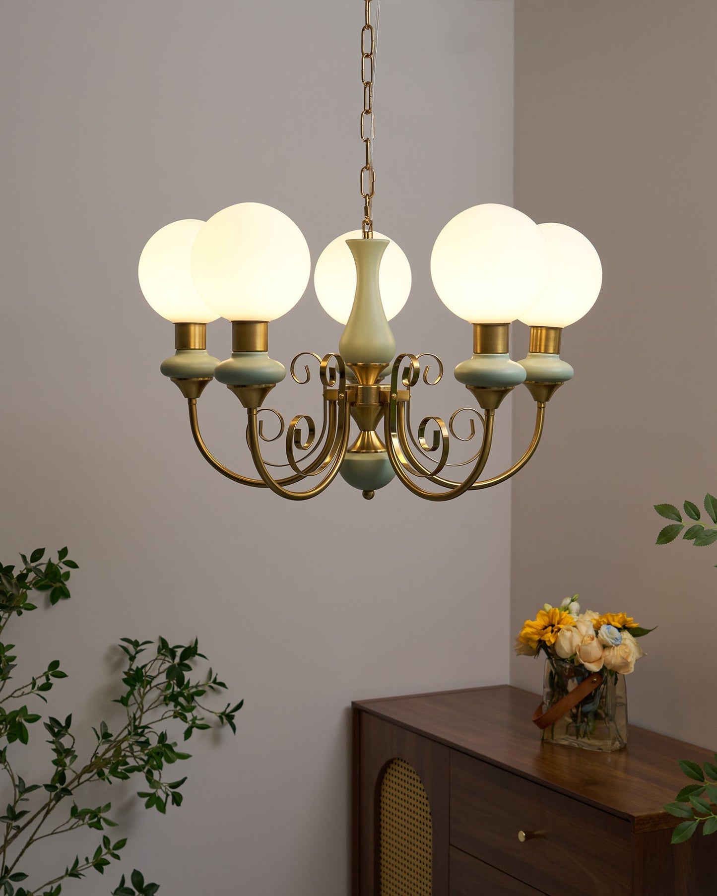 Kroonluchter met Groene Glazen Kappen en Gouden of Zwarte Afwerking – Luxe Hanglamp in 3, 5 of 8 Lichtpunten