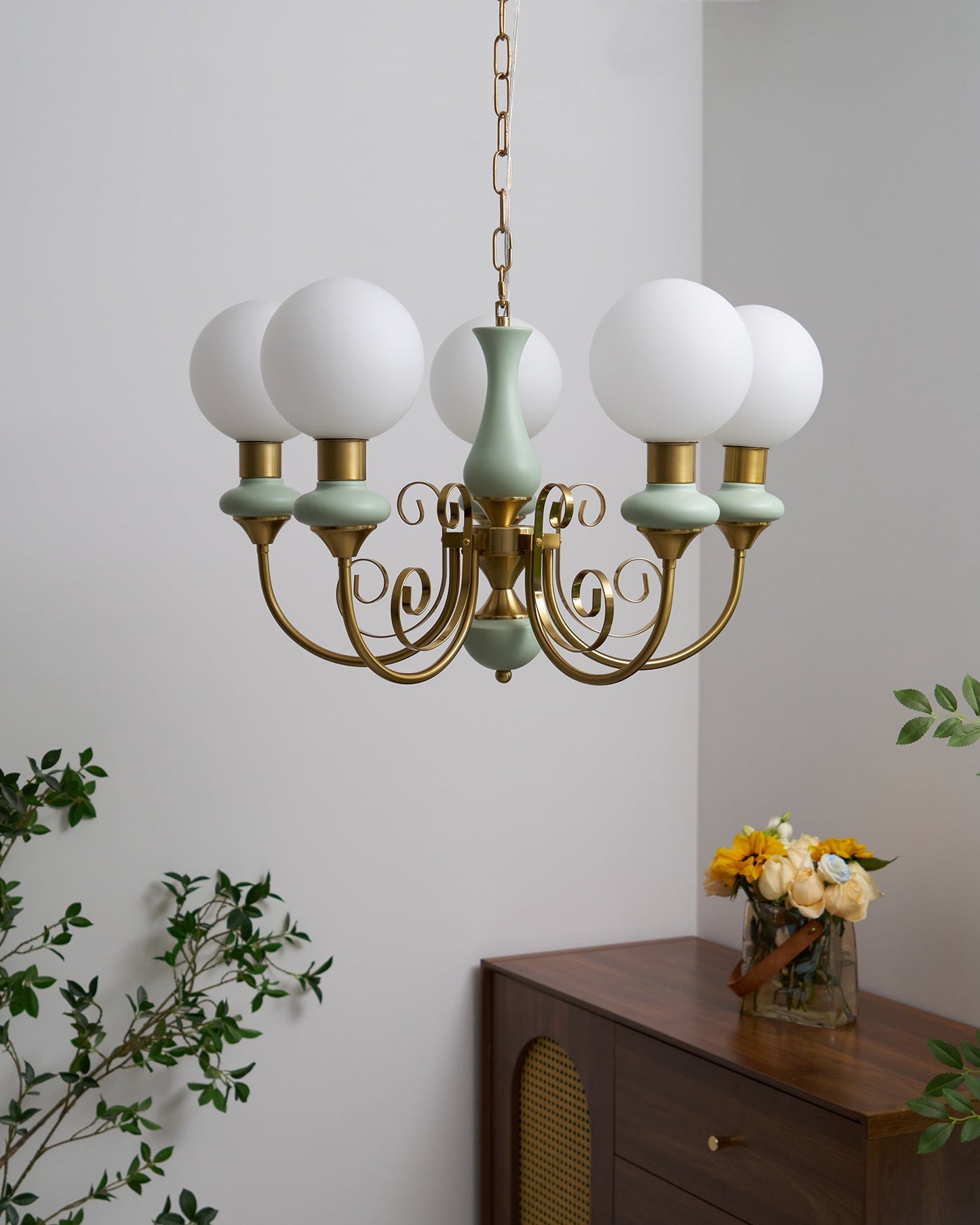 Kroonluchter met Groene Glazen Kappen en Gouden of Zwarte Afwerking – Luxe Hanglamp in 3, 5 of 8 Lichtpunten