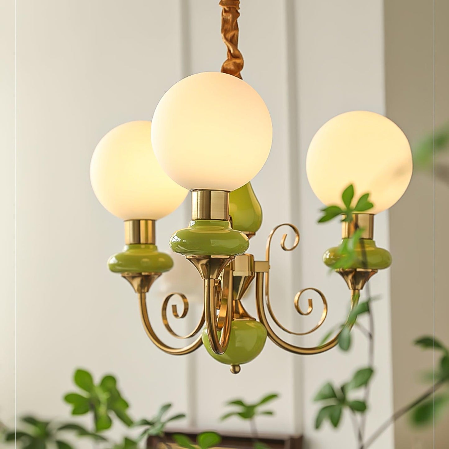 Kroonluchter met Groene Glazen Kappen en Gouden of Zwarte Afwerking – Luxe Hanglamp in 3, 5 of 8 Lichtpunten