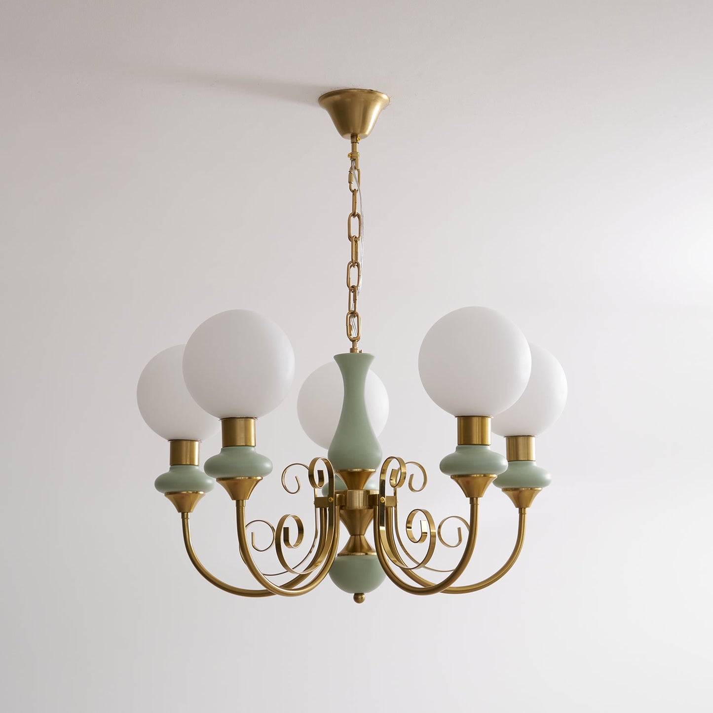 Kroonluchter met Groene Glazen Kappen en Gouden of Zwarte Afwerking – Luxe Hanglamp in 3, 5 of 8 Lichtpunten
