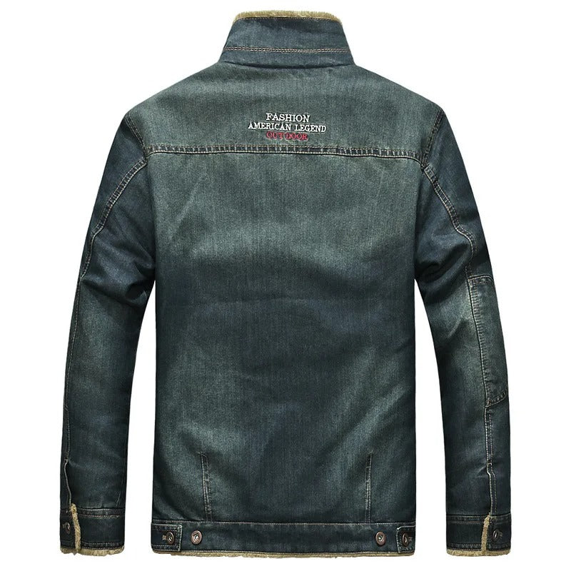 De achterkant van de denim windbreaker, voorzien van een opvallende geborduurde tekst "Fashion American Legend Outdoor" bovenaan. Het ontwerp heeft een stoere uitstraling, gecombineerd met de warme fleecevoering die zorgt voor comfort tijdens koudere dagen. Het ademende materiaal maakt deze jas ideaal voor dagelijkse avonturen in de frisse lucht.