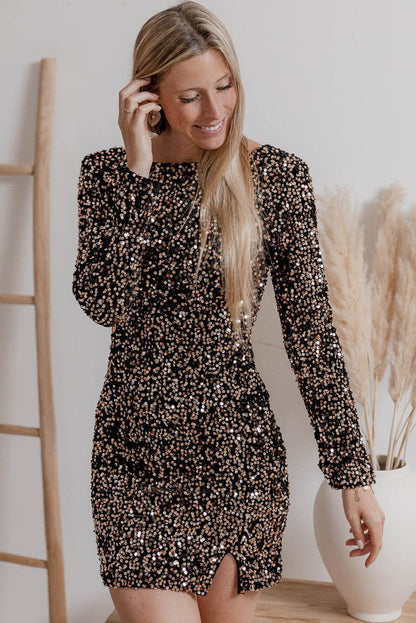 Deze glamoureuze feestjurk is bedekt met schitterende pailletten die de jurk een sprankelende uitstraling geven. Het ontwerp heeft lange mouwen en een elegante split aan de voorkant, perfect voor een verfijnde en stijlvolle look.