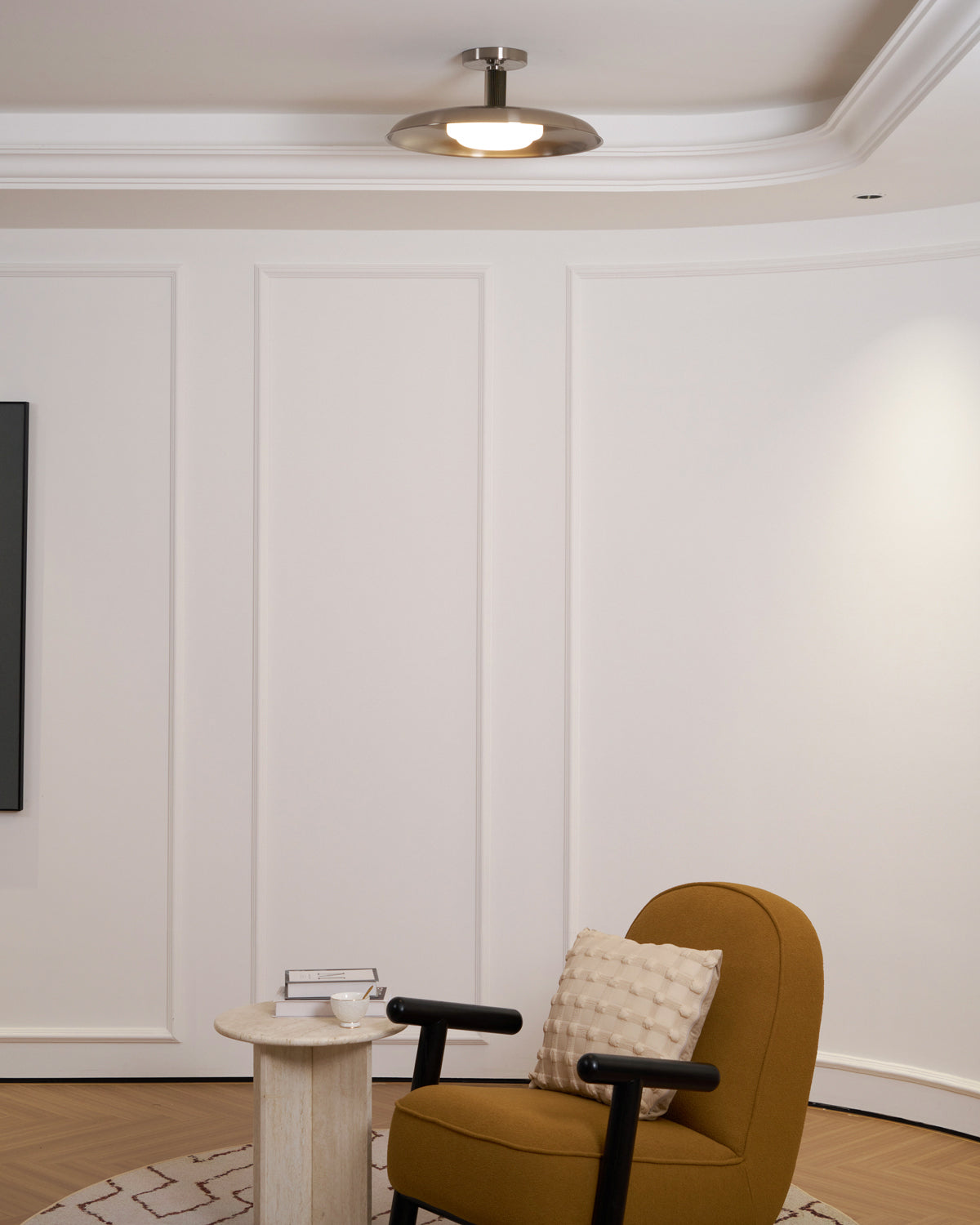 Plafondlamp met handgeblazen glazen kap en gestructureerde metalen rozet – warm sfeerlicht voor woonkamer, slaapkamer en entree