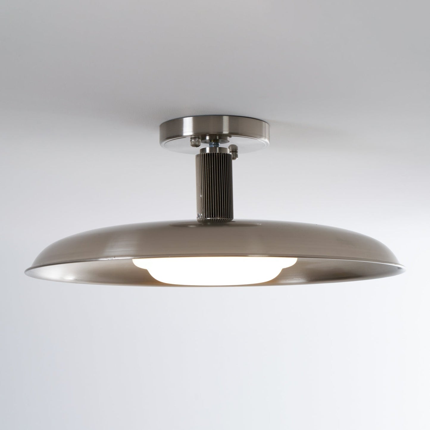 Plafondlamp met handgeblazen glazen kap en gestructureerde metalen rozet – warm sfeerlicht voor woonkamer, slaapkamer en entree