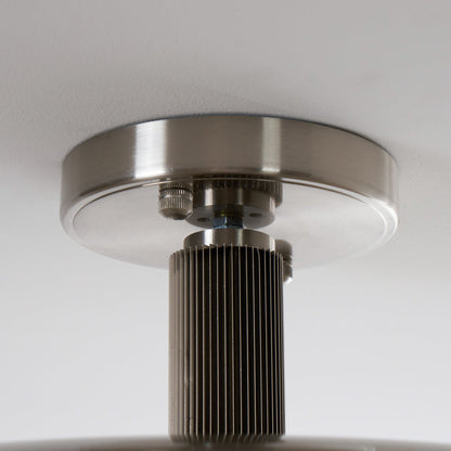 Plafondlamp met handgeblazen glazen kap en gestructureerde metalen rozet – warm sfeerlicht voor woonkamer, slaapkamer en entree