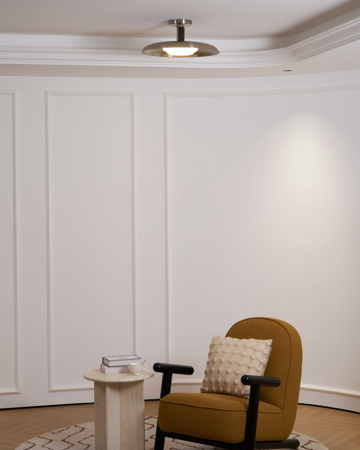 Plafondlamp met handgeblazen glazen kap en gestructureerde metalen rozet – warm sfeerlicht voor woonkamer, slaapkamer en entree