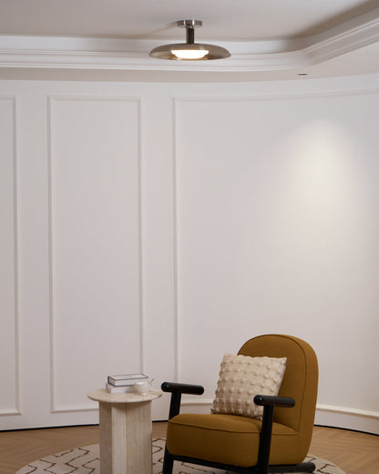Plafondlamp met handgeblazen glazen kap en gestructureerde metalen rozet – warm sfeerlicht voor woonkamer, slaapkamer en entree