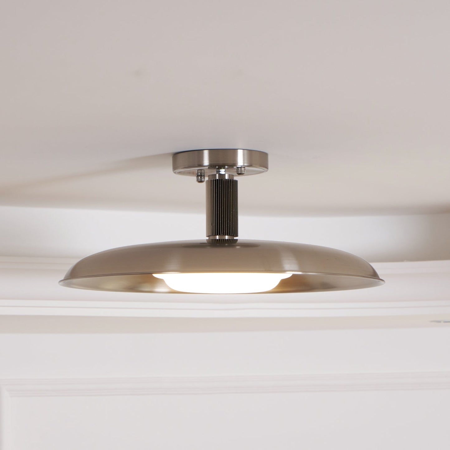 Plafondlamp met handgeblazen glazen kap en gestructureerde metalen rozet – warm sfeerlicht voor woonkamer, slaapkamer en entree