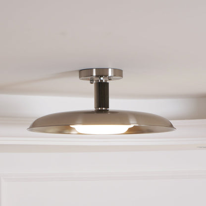 Plafondlamp met handgeblazen glazen kap en gestructureerde metalen rozet – warm sfeerlicht voor woonkamer, slaapkamer en entree