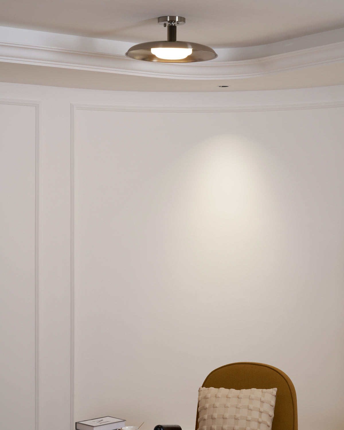 Plafondlamp met handgeblazen glazen kap en gestructureerde metalen rozet – warm sfeerlicht voor woonkamer, slaapkamer en entree