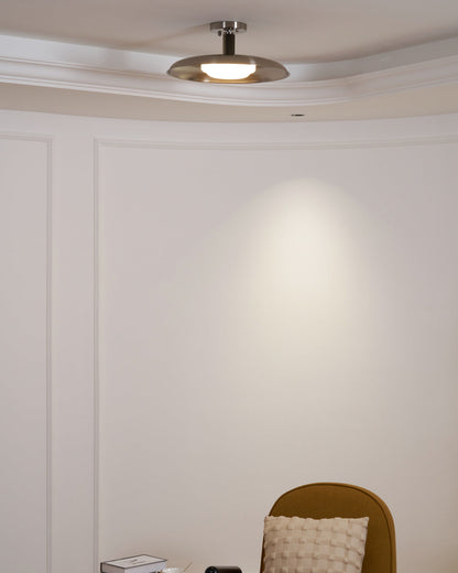 Plafondlamp met handgeblazen glazen kap en gestructureerde metalen rozet – warm sfeerlicht voor woonkamer, slaapkamer en entree