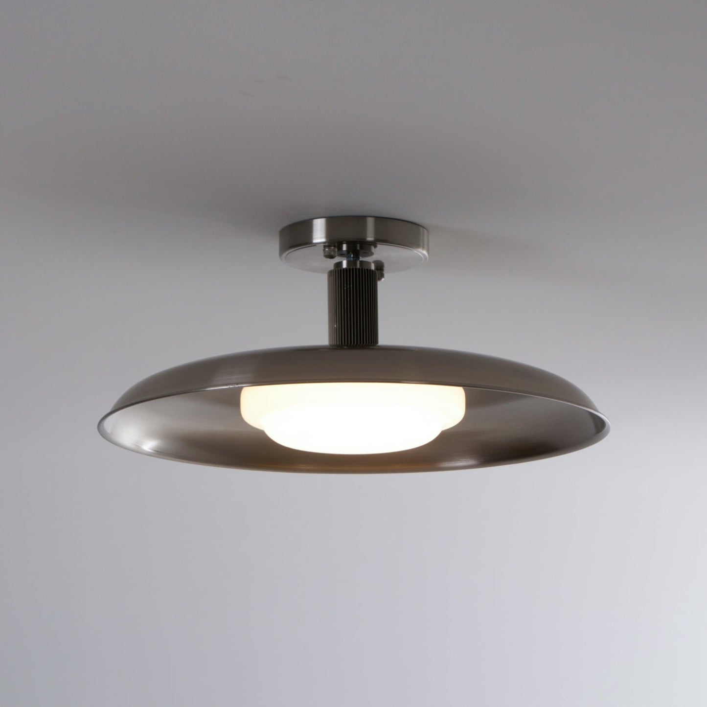 Plafondlamp met handgeblazen glazen kap en gestructureerde metalen rozet – warm sfeerlicht voor woonkamer, slaapkamer en entree