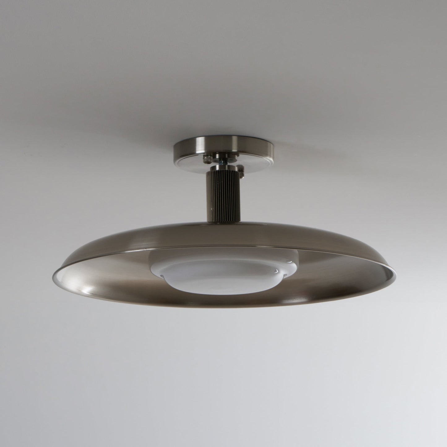 Plafondlamp met handgeblazen glazen kap en gestructureerde metalen rozet – warm sfeerlicht voor woonkamer, slaapkamer en entree