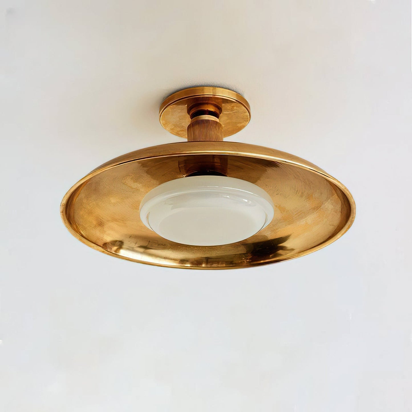 Plafondlamp met handgeblazen glazen kap en gestructureerde metalen rozet – warm sfeerlicht voor woonkamer, slaapkamer en entree