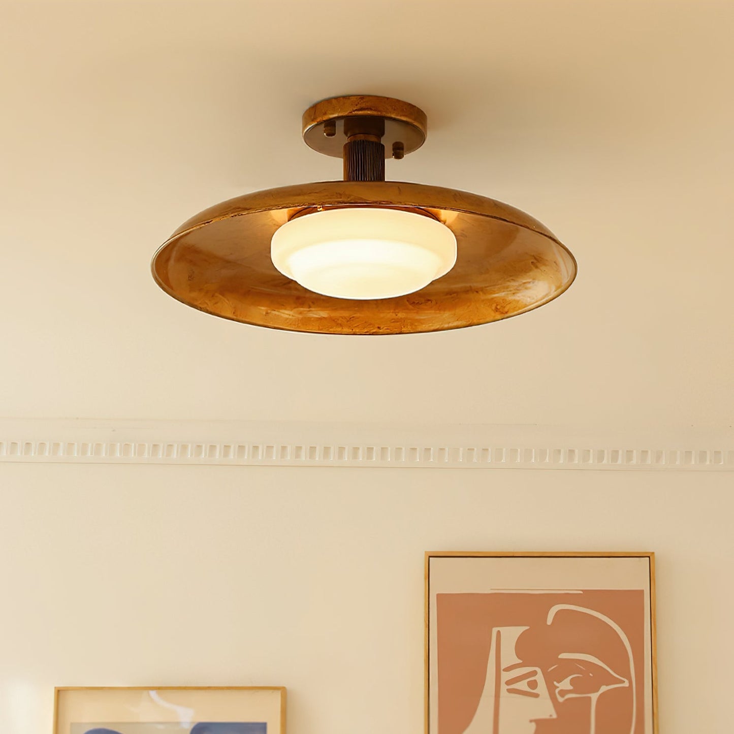 Plafondlamp met handgeblazen glazen kap en gestructureerde metalen rozet – warm sfeerlicht voor woonkamer, slaapkamer en entree
