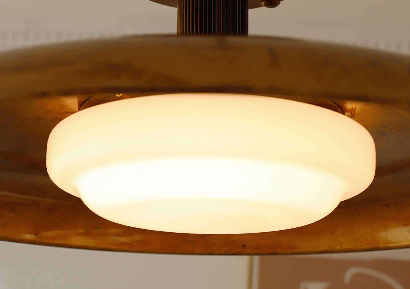 Plafondlamp met handgeblazen glazen kap en gestructureerde metalen rozet – warm sfeerlicht voor woonkamer, slaapkamer en entree