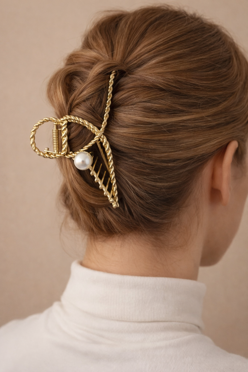 Dames Haarclip Parel en Gedraaid Metaal Sierrand - StudioMarella