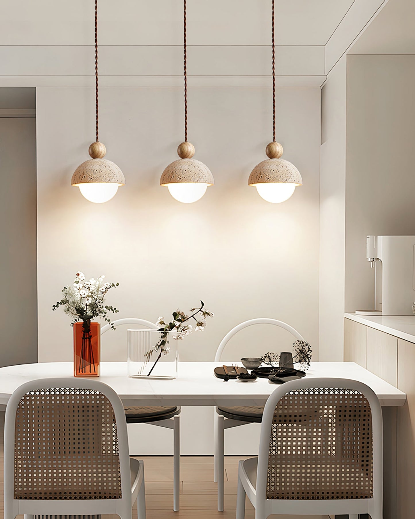 Design Hanglamp van Travertin en Glas – Moderne Verlichting met Warm Licht
