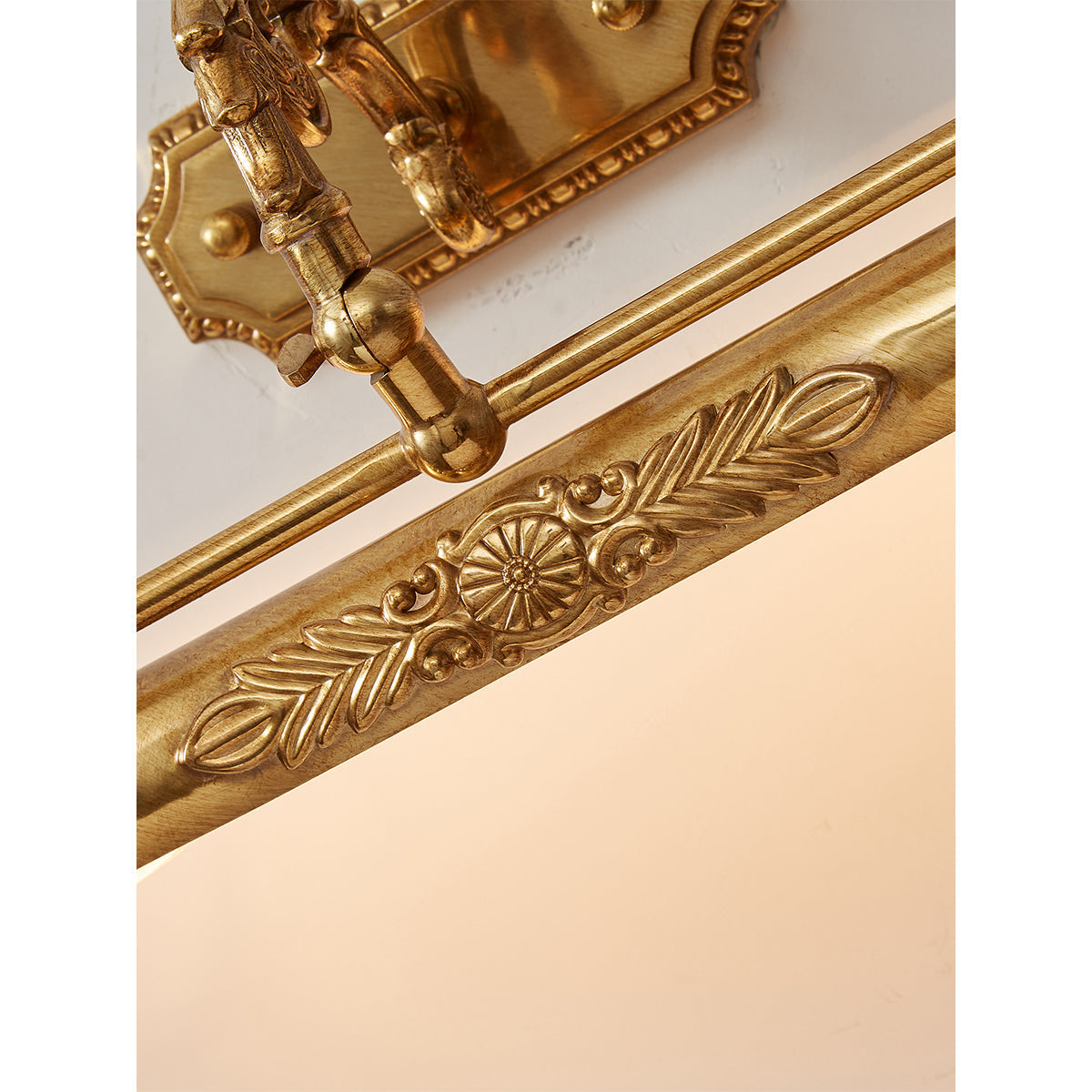 Messing Schilderij Wandlamp met Geïntegreerde Verlichting – Luxe Galerijverlichting in Antiek Messing