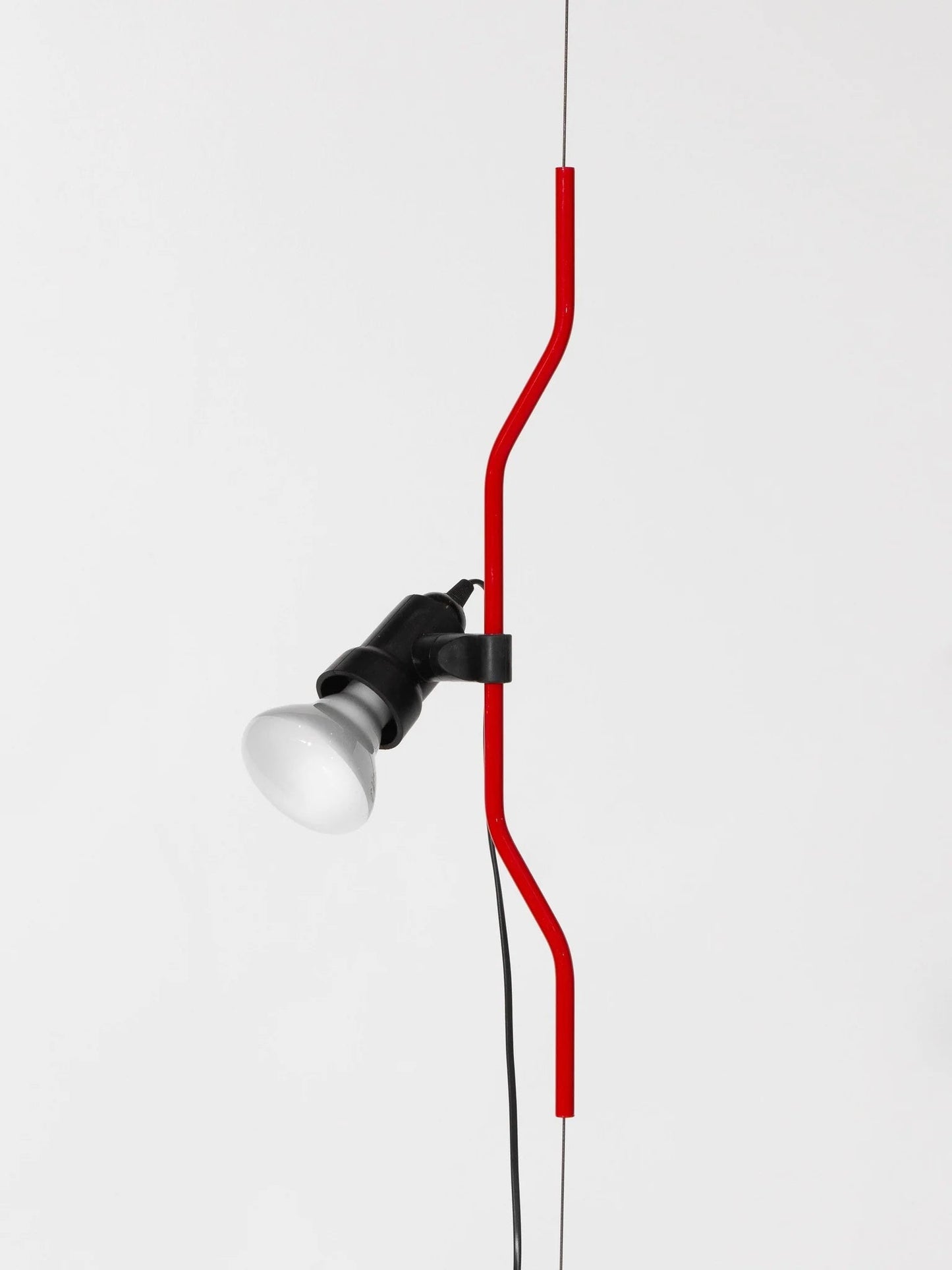 In Hoogte Verstelbare Hanglamp met Metalen Buiskap – Zwart/Wit/Rood