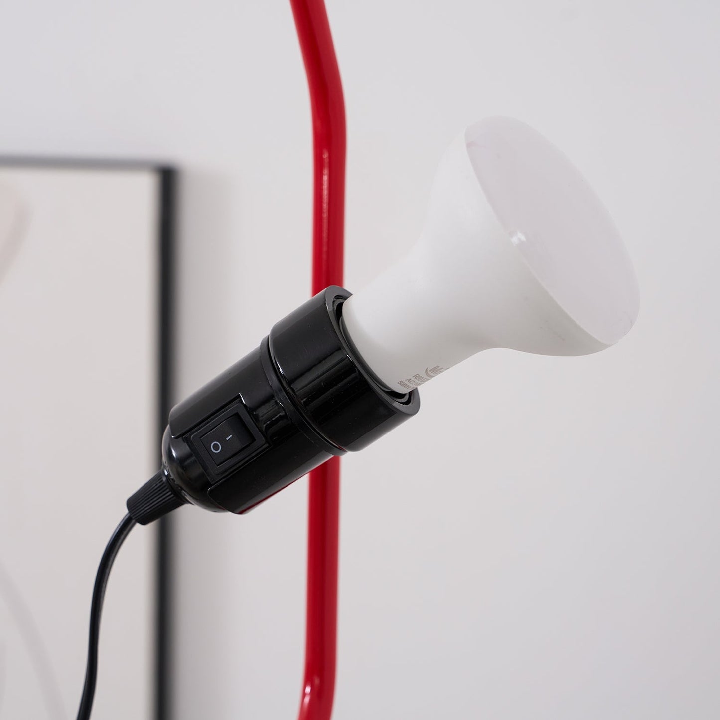 In Hoogte Verstelbare Hanglamp met Metalen Buiskap – Zwart/Wit/Rood