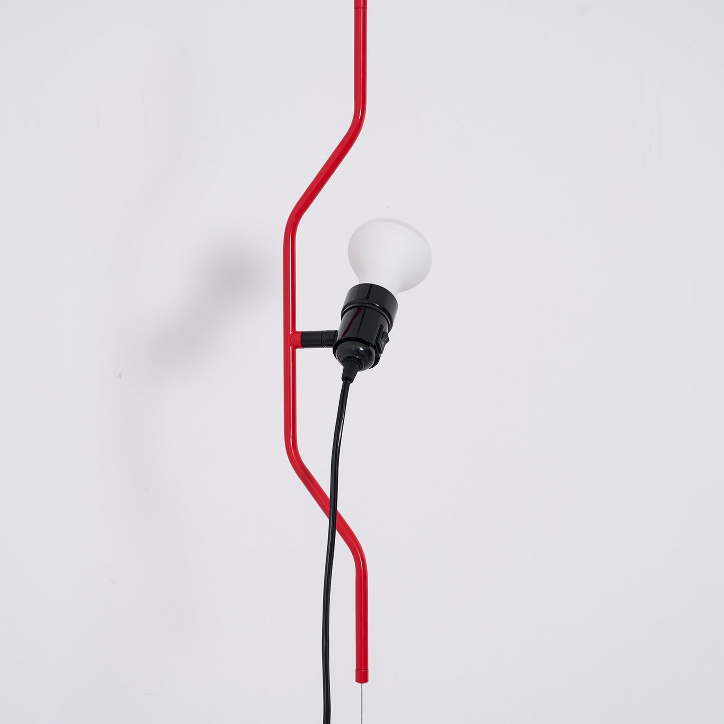 In Hoogte Verstelbare Hanglamp met Metalen Buiskap – Zwart/Wit/Rood