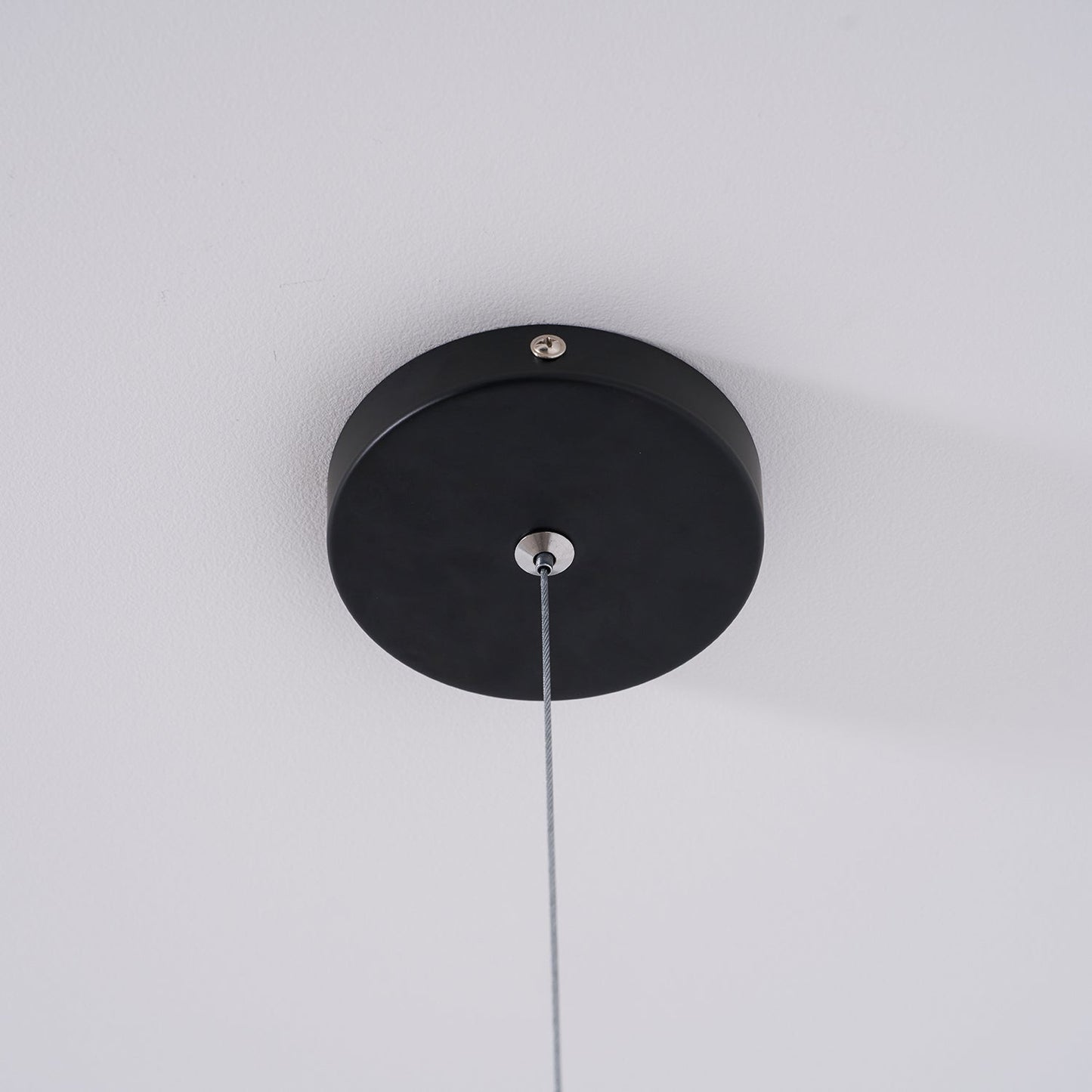 In Hoogte Verstelbare Hanglamp met Metalen Buiskap – Zwart/Wit/Rood