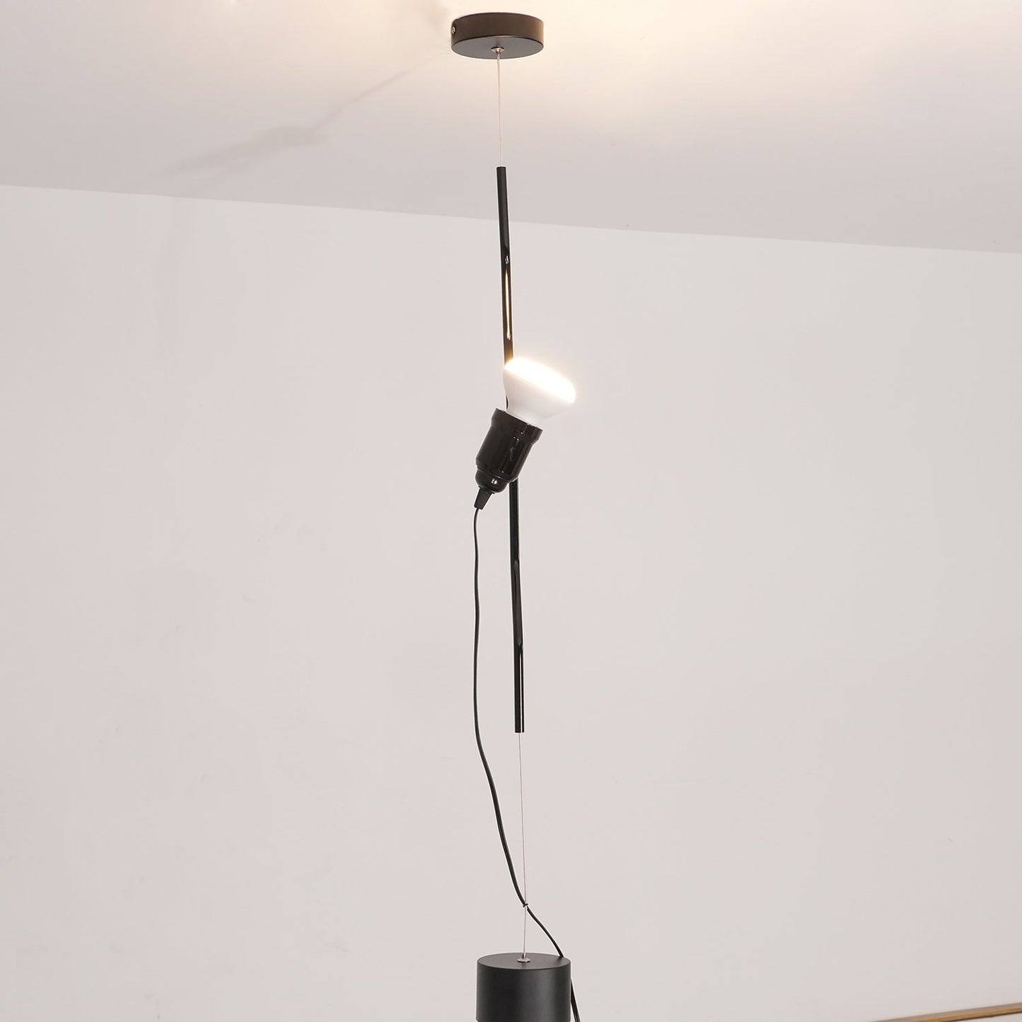 In Hoogte Verstelbare Hanglamp met Metalen Buiskap – Zwart/Wit/Rood