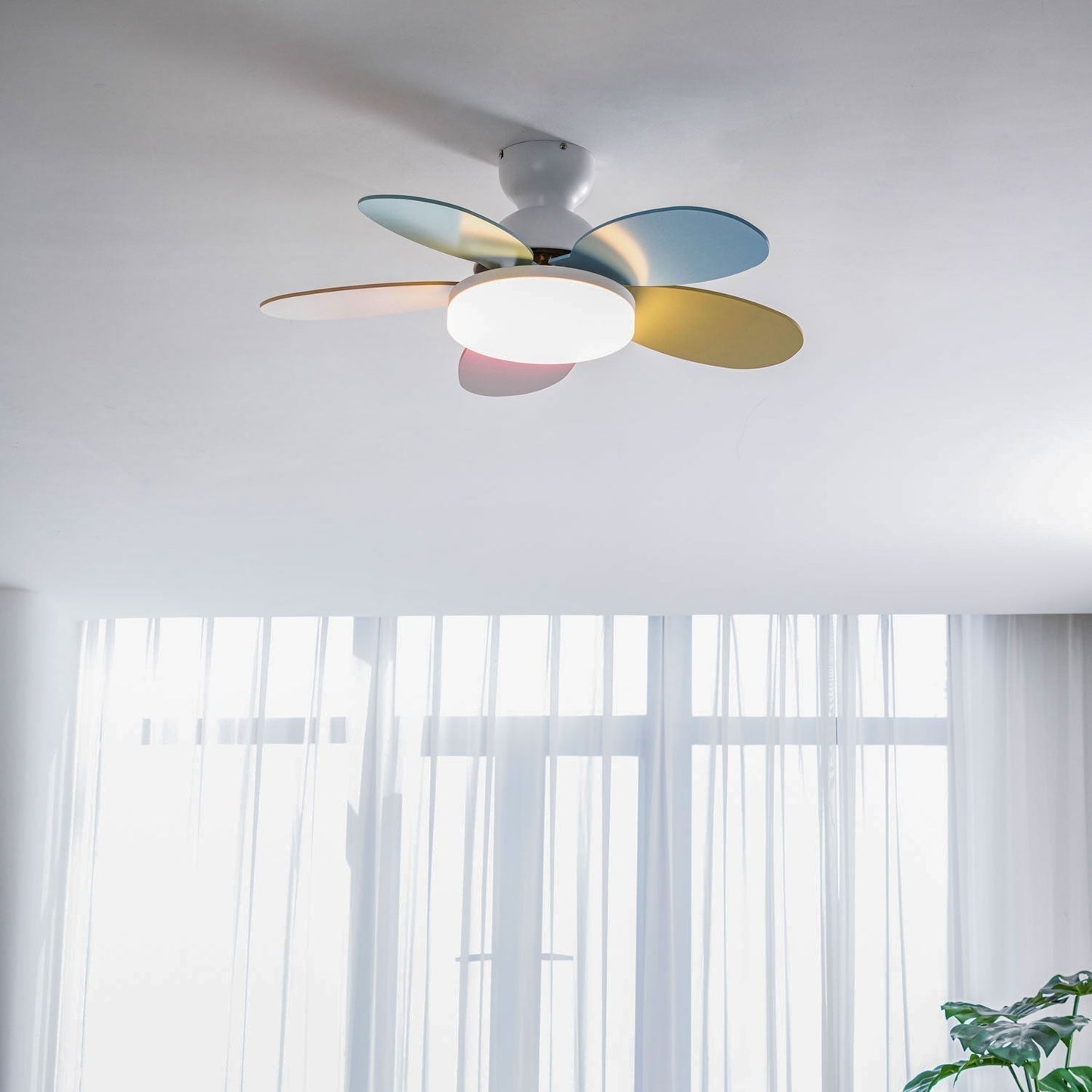 Liora Plafondventilator met Verlichting en Gekleurde Glazen Bladeren voor Kinderkamer – Moderne Ceiling Fan met LED en Afstandsbediening – Verstelbare Snelheid Plafondventilator met Licht in Meerdere Kleurvarianten