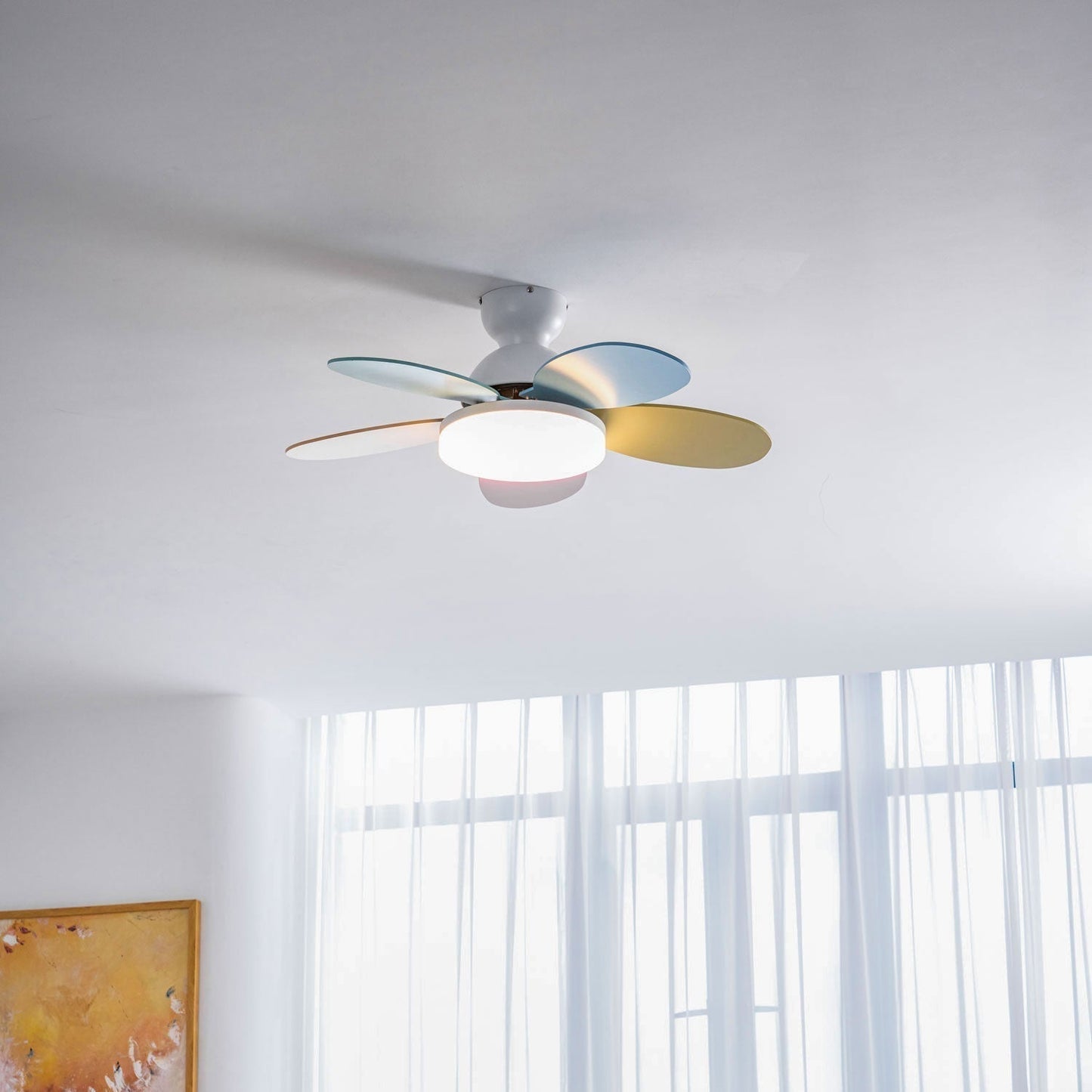 Liora Plafondventilator met Verlichting en Gekleurde Glazen Bladeren voor Kinderkamer – Moderne Ceiling Fan met LED en Afstandsbediening – Verstelbare Snelheid Plafondventilator met Licht in Meerdere Kleurvarianten