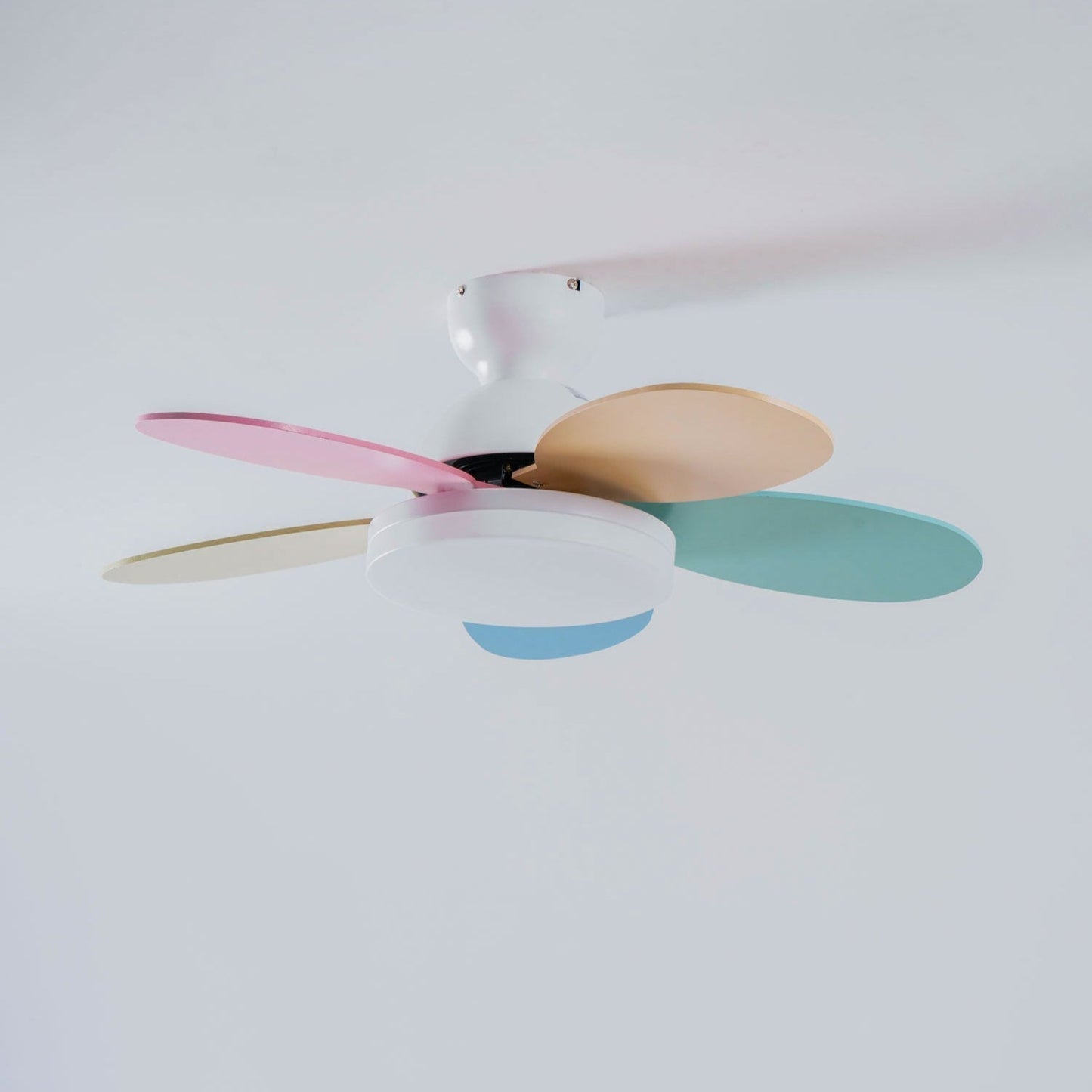 Liora Plafondventilator met Verlichting en Gekleurde Glazen Bladeren voor Kinderkamer – Moderne Ceiling Fan met LED en Afstandsbediening – Verstelbare Snelheid Plafondventilator met Licht in Meerdere Kleurvarianten
