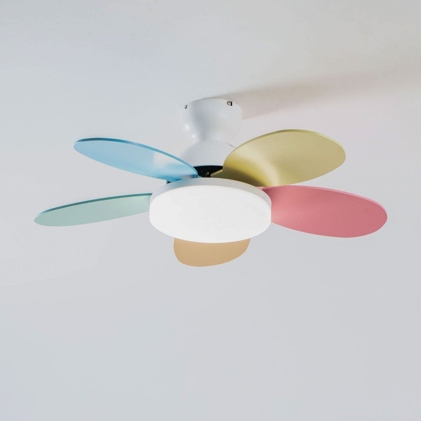 Liora Plafondventilator met Verlichting en Gekleurde Glazen Bladeren voor Kinderkamer – Moderne Ceiling Fan met LED en Afstandsbediening – Verstelbare Snelheid Plafondventilator met Licht in Meerdere Kleurvarianten