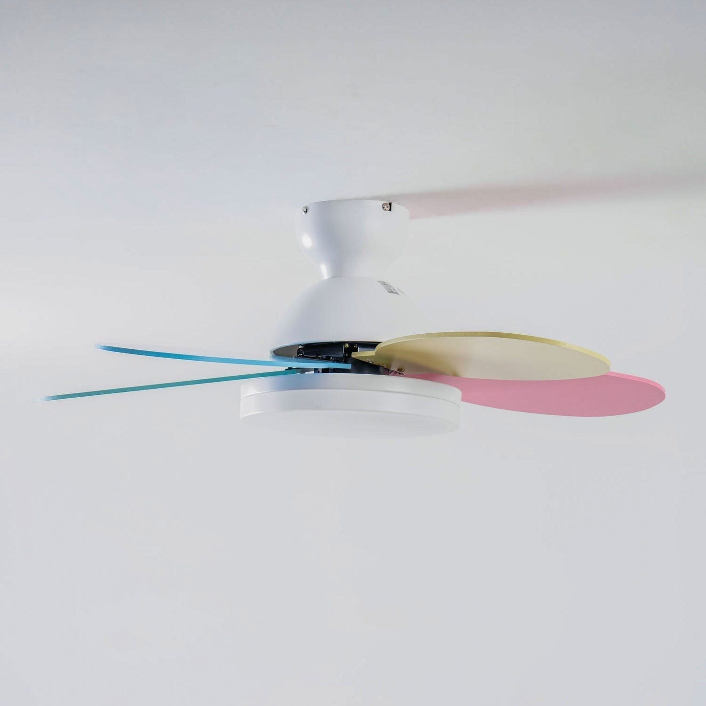 Liora Plafondventilator met Verlichting en Gekleurde Glazen Bladeren voor Kinderkamer – Moderne Ceiling Fan met LED en Afstandsbediening – Verstelbare Snelheid Plafondventilator met Licht in Meerdere Kleurvarianten