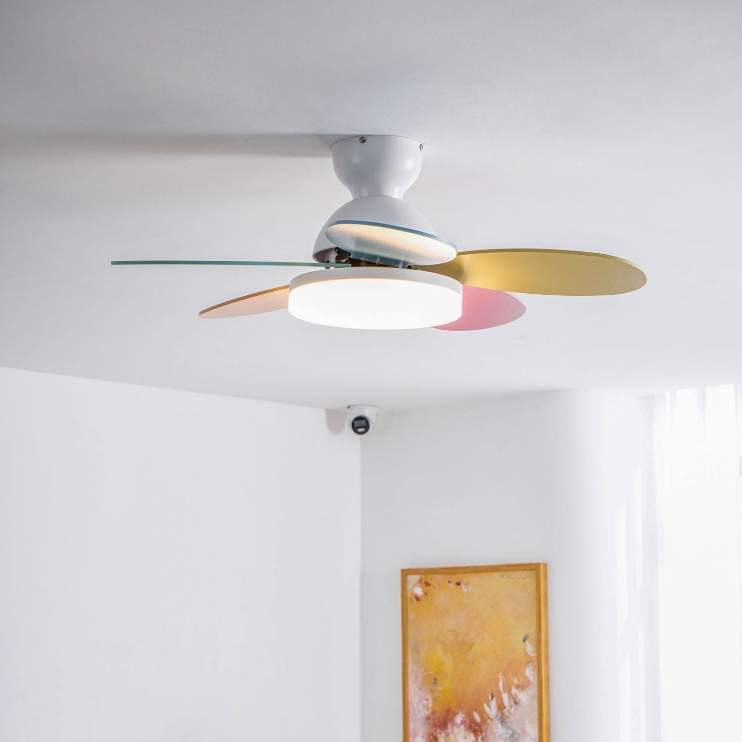 Liora Plafondventilator met Verlichting en Gekleurde Glazen Bladeren voor Kinderkamer – Moderne Ceiling Fan met LED en Afstandsbediening – Verstelbare Snelheid Plafondventilator met Licht in Meerdere Kleurvarianten