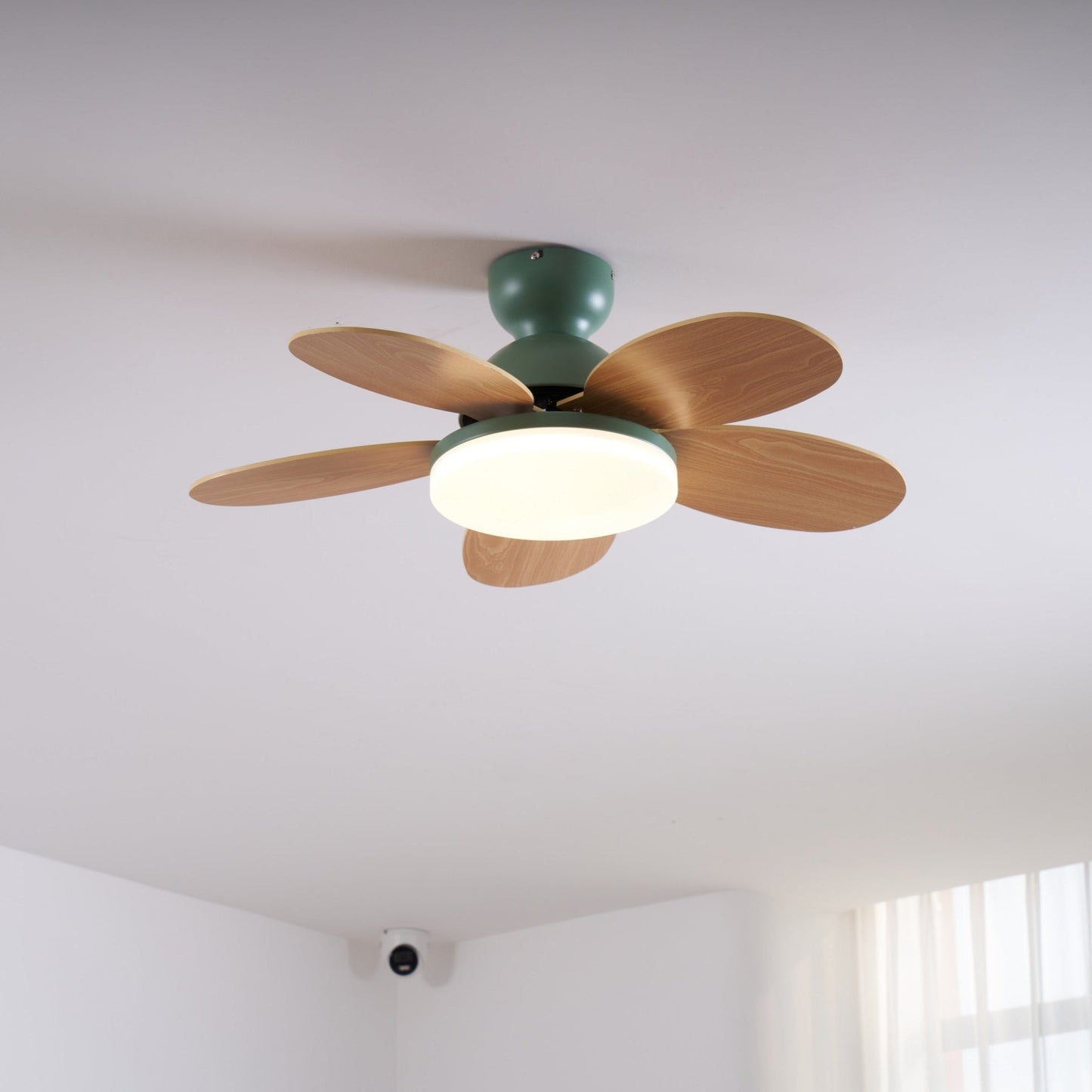 Liora Plafondventilator met Verlichting en Gekleurde Glazen Bladeren voor Kinderkamer – Moderne Ceiling Fan met LED en Afstandsbediening – Verstelbare Snelheid Plafondventilator met Licht in Meerdere Kleurvarianten