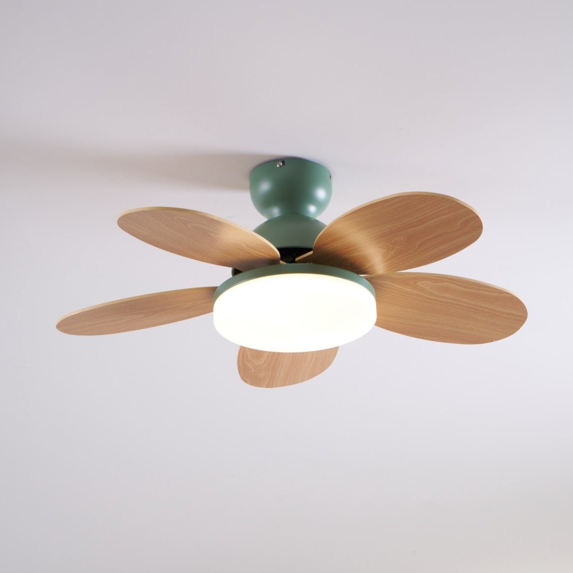 Liora Plafondventilator met Verlichting en Gekleurde Glazen Bladeren voor Kinderkamer – Moderne Ceiling Fan met LED en Afstandsbediening – Verstelbare Snelheid Plafondventilator met Licht in Meerdere Kleurvarianten