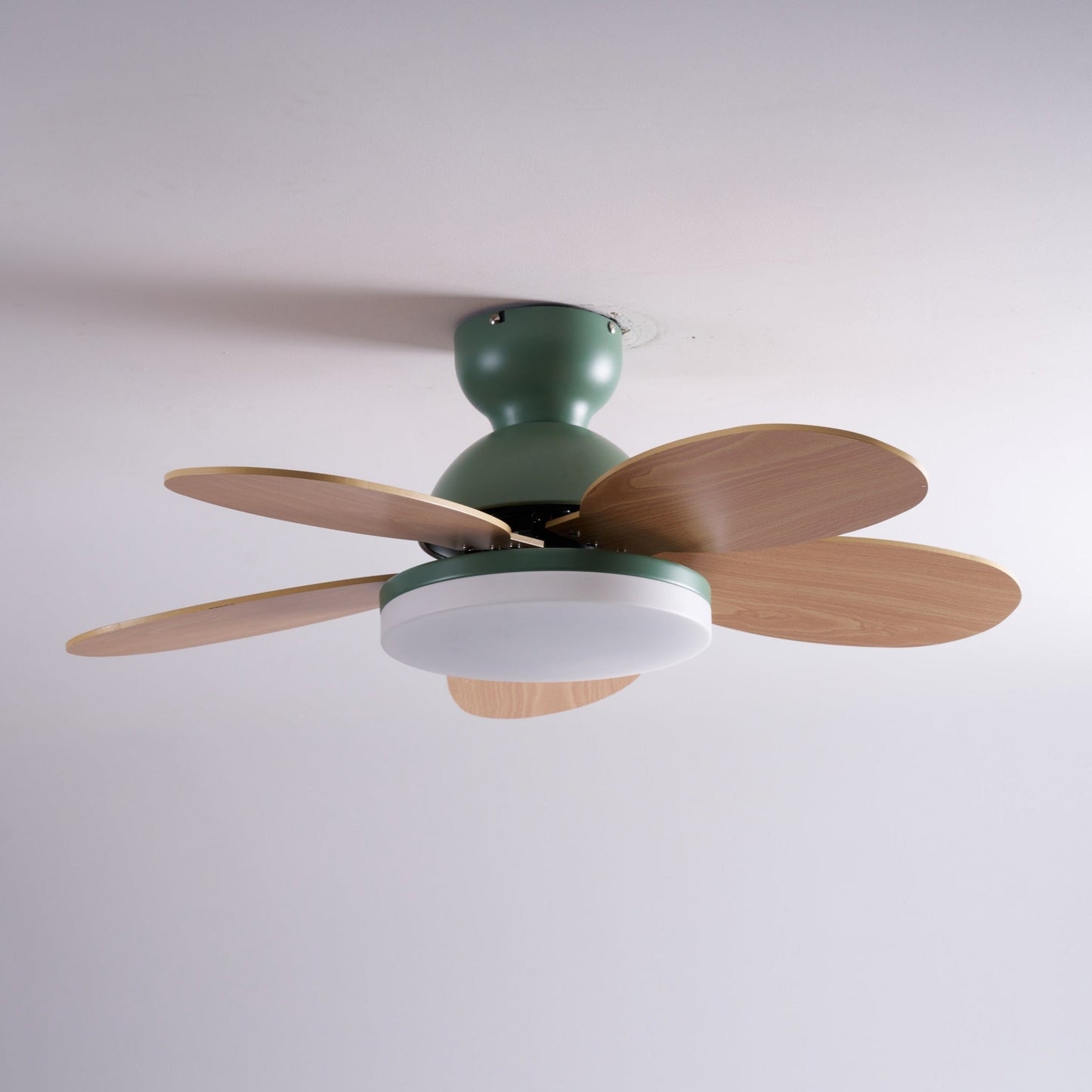 Liora Plafondventilator met Verlichting en Gekleurde Glazen Bladeren voor Kinderkamer – Moderne Ceiling Fan met LED en Afstandsbediening – Verstelbare Snelheid Plafondventilator met Licht in Meerdere Kleurvarianten