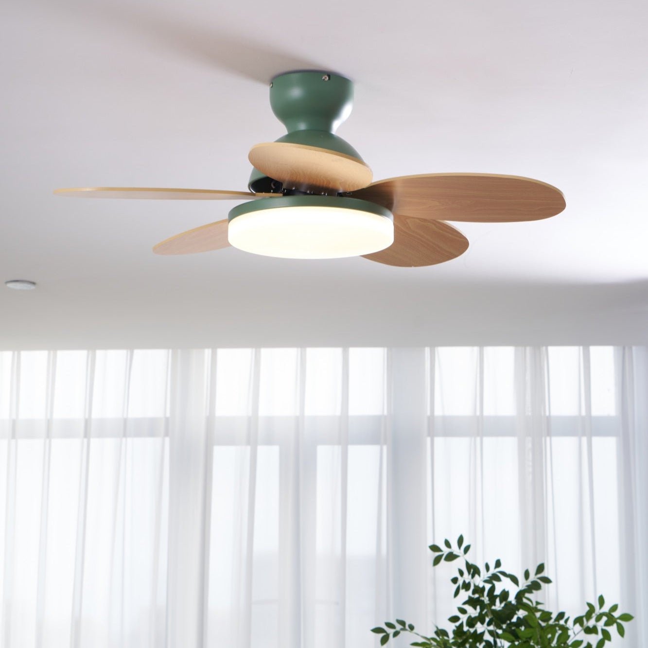 Liora Plafondventilator met Verlichting en Gekleurde Glazen Bladeren voor Kinderkamer – Moderne Ceiling Fan met LED en Afstandsbediening – Verstelbare Snelheid Plafondventilator met Licht in Meerdere Kleurvarianten