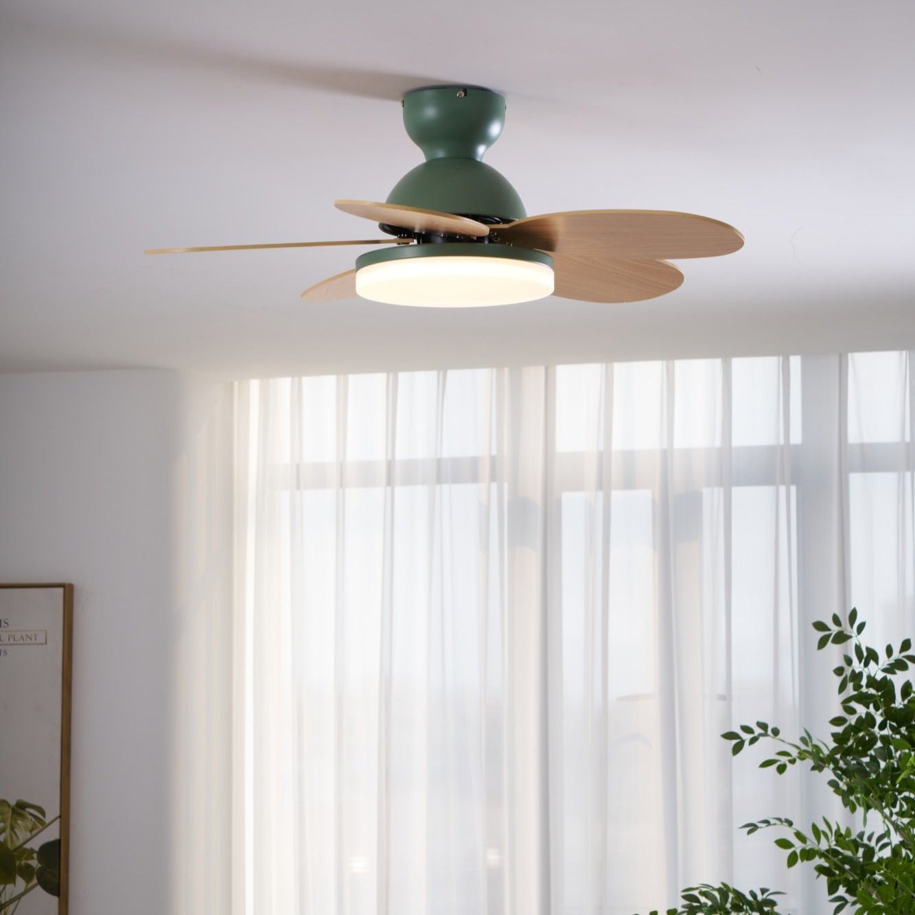 Liora Plafondventilator met Verlichting en Gekleurde Glazen Bladeren voor Kinderkamer – Moderne Ceiling Fan met LED en Afstandsbediening – Verstelbare Snelheid Plafondventilator met Licht in Meerdere Kleurvarianten