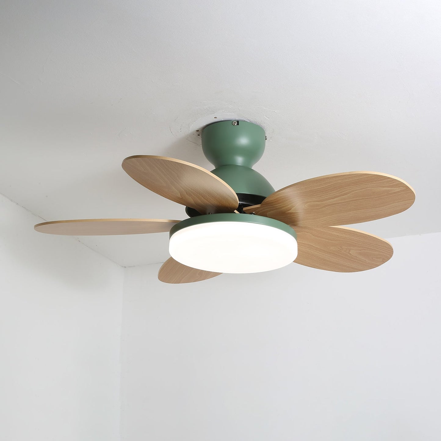Liora Plafondventilator met Verlichting en Gekleurde Glazen Bladeren voor Kinderkamer – Moderne Ceiling Fan met LED en Afstandsbediening – Verstelbare Snelheid Plafondventilator met Licht in Meerdere Kleurvarianten