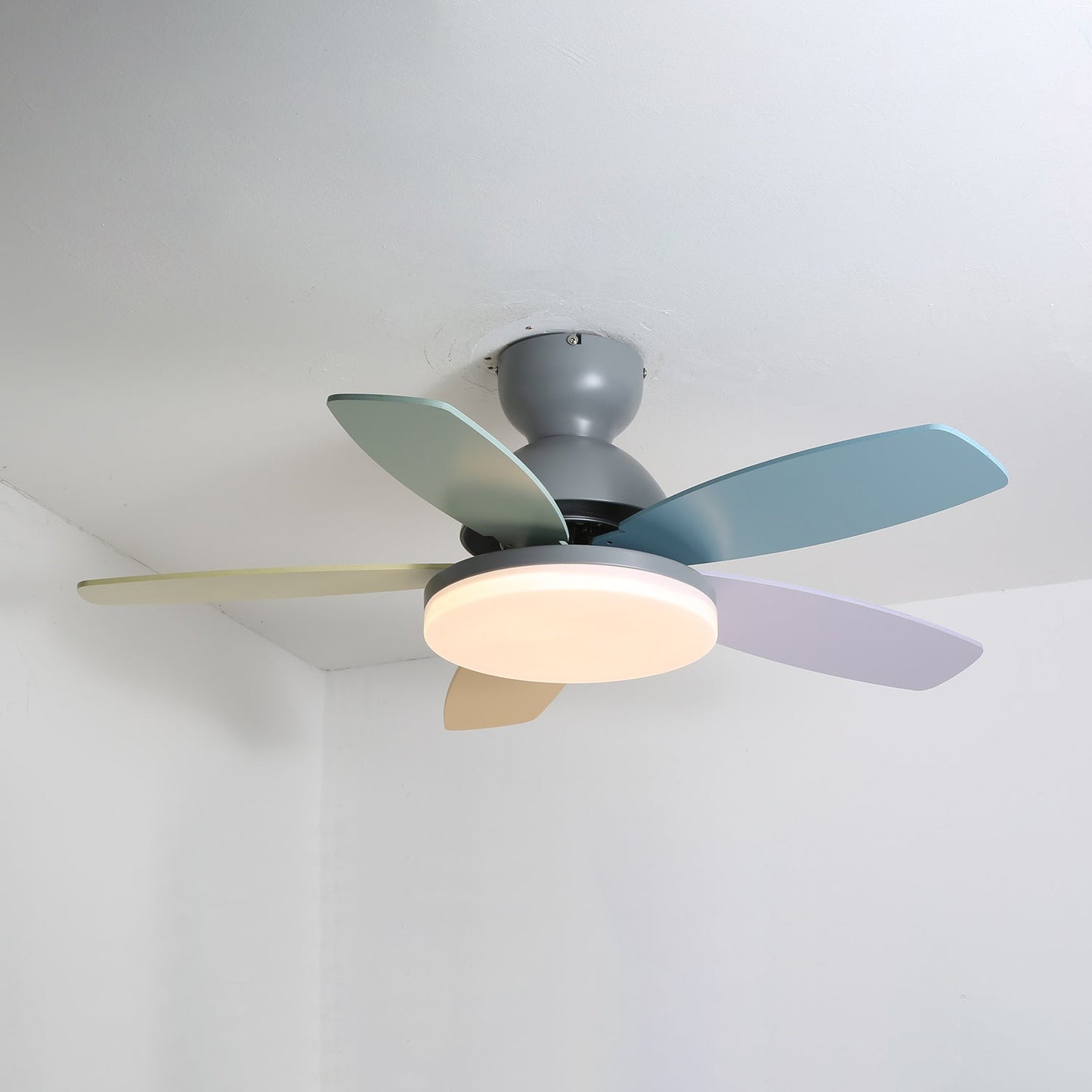 Liora Plafondventilator met Verlichting en Gekleurde Glazen Bladeren voor Kinderkamer – Moderne Ceiling Fan met LED en Afstandsbediening – Verstelbare Snelheid Plafondventilator met Licht in Meerdere Kleurvarianten