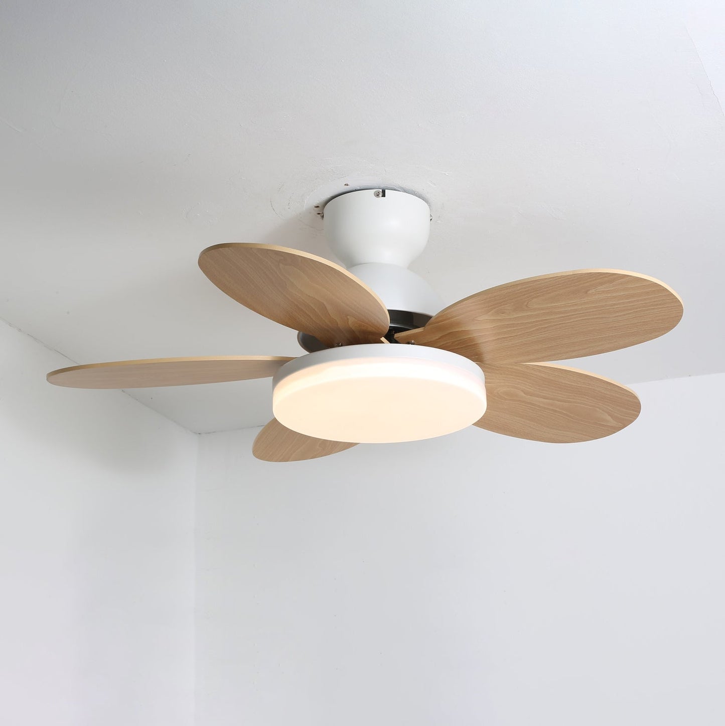 Liora Plafondventilator met Verlichting en Gekleurde Glazen Bladeren voor Kinderkamer – Moderne Ceiling Fan met LED en Afstandsbediening – Verstelbare Snelheid Plafondventilator met Licht in Meerdere Kleurvarianten