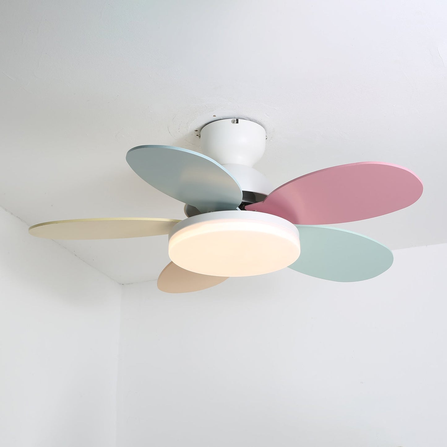 Liora Plafondventilator met Verlichting en Gekleurde Glazen Bladeren voor Kinderkamer – Moderne Ceiling Fan met LED en Afstandsbediening – Verstelbare Snelheid Plafondventilator met Licht in Meerdere Kleurvarianten