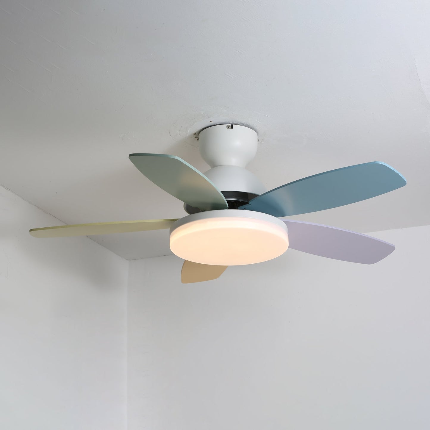 Liora Plafondventilator met Verlichting en Gekleurde Glazen Bladeren voor Kinderkamer – Moderne Ceiling Fan met LED en Afstandsbediening – Verstelbare Snelheid Plafondventilator met Licht in Meerdere Kleurvarianten