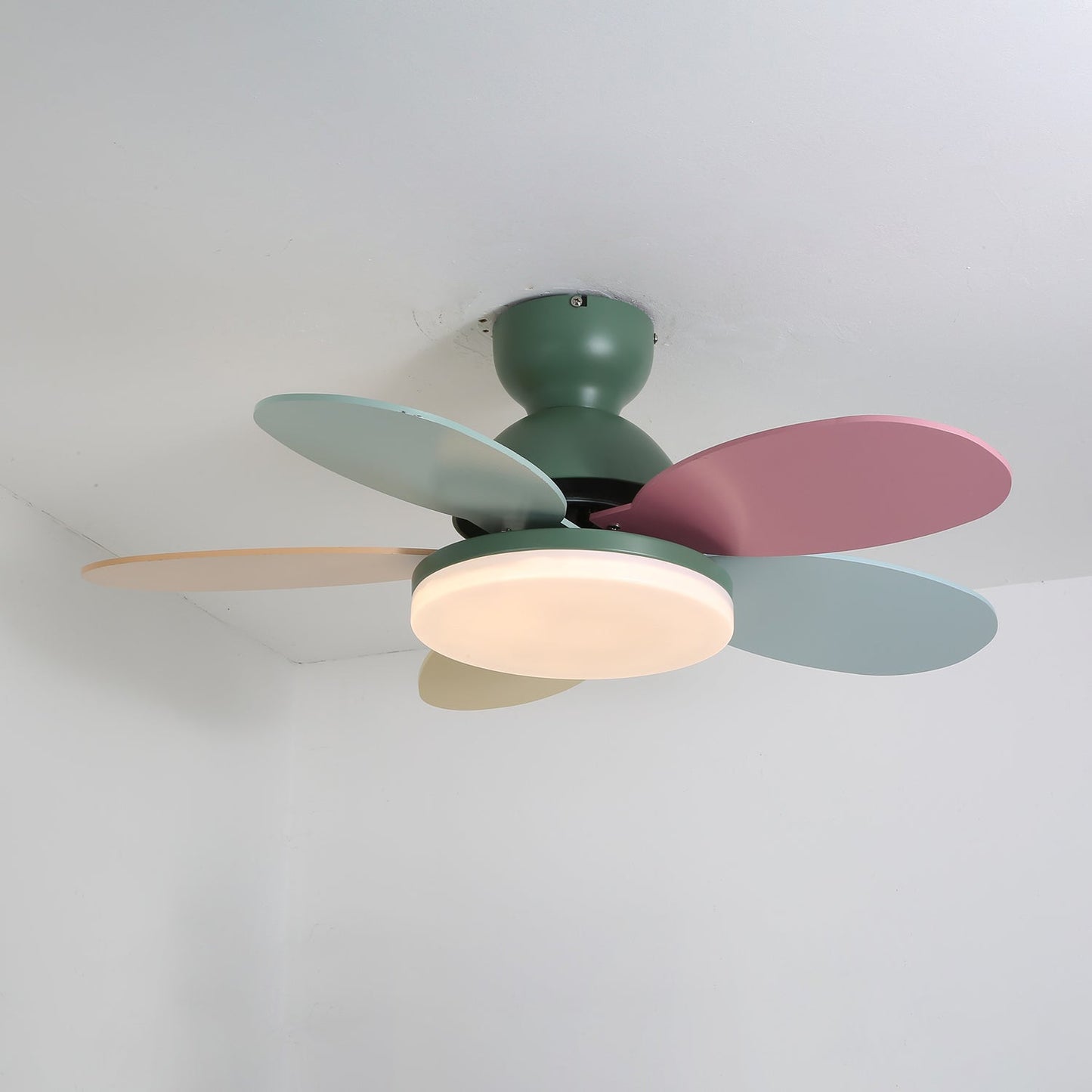 Liora Plafondventilator met Verlichting en Gekleurde Glazen Bladeren voor Kinderkamer – Moderne Ceiling Fan met LED en Afstandsbediening – Verstelbare Snelheid Plafondventilator met Licht in Meerdere Kleurvarianten