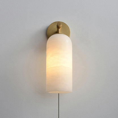 Luxe Alabaster Wandlamp Met Cilindervormige Kap In Brons Of Goud Voor Sfeervolle Binnenverlichting