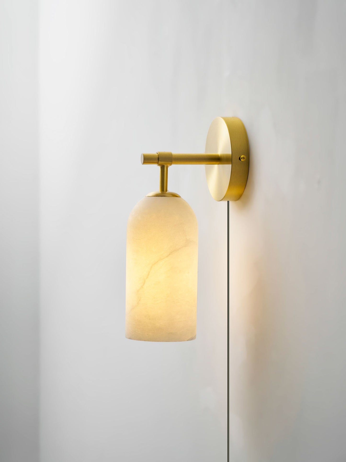 Luxe Alabaster Wandlamp Met Cilindervormige Kap In Brons Of Goud Voor Sfeervolle Binnenverlichting