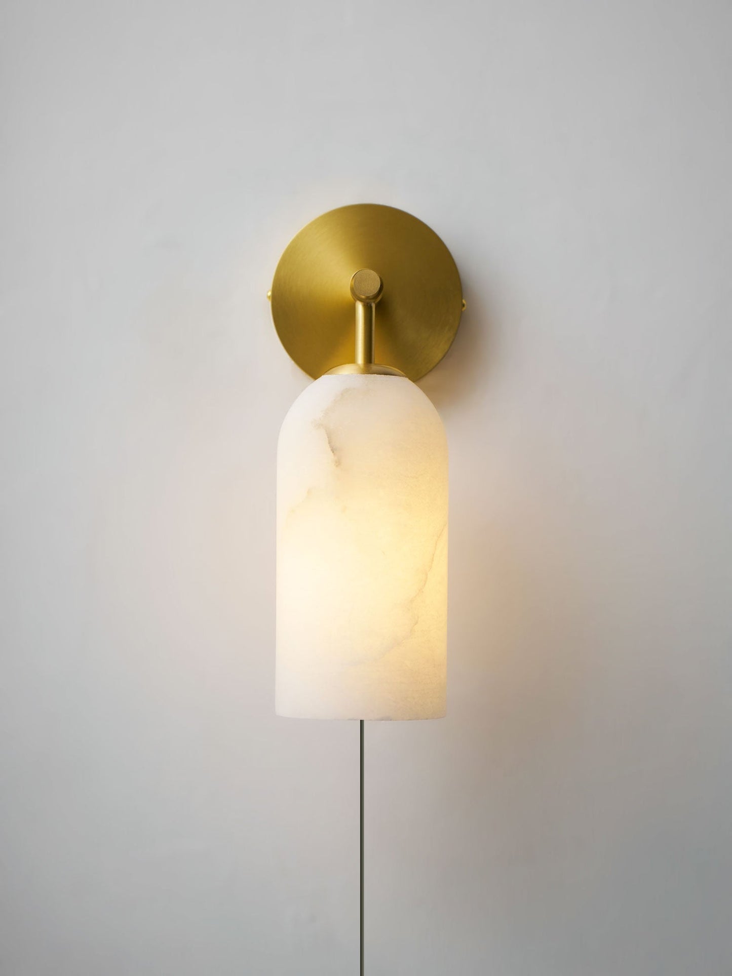 Luxe Alabaster Wandlamp Met Cilindervormige Kap In Brons Of Goud Voor Sfeervolle Binnenverlichting